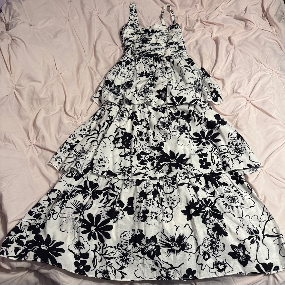 Abercrombie & Fitch Tall Black & White Floral Tiered Maxi Dress - Picture 3 of 10